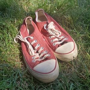 Sparkly red converse
